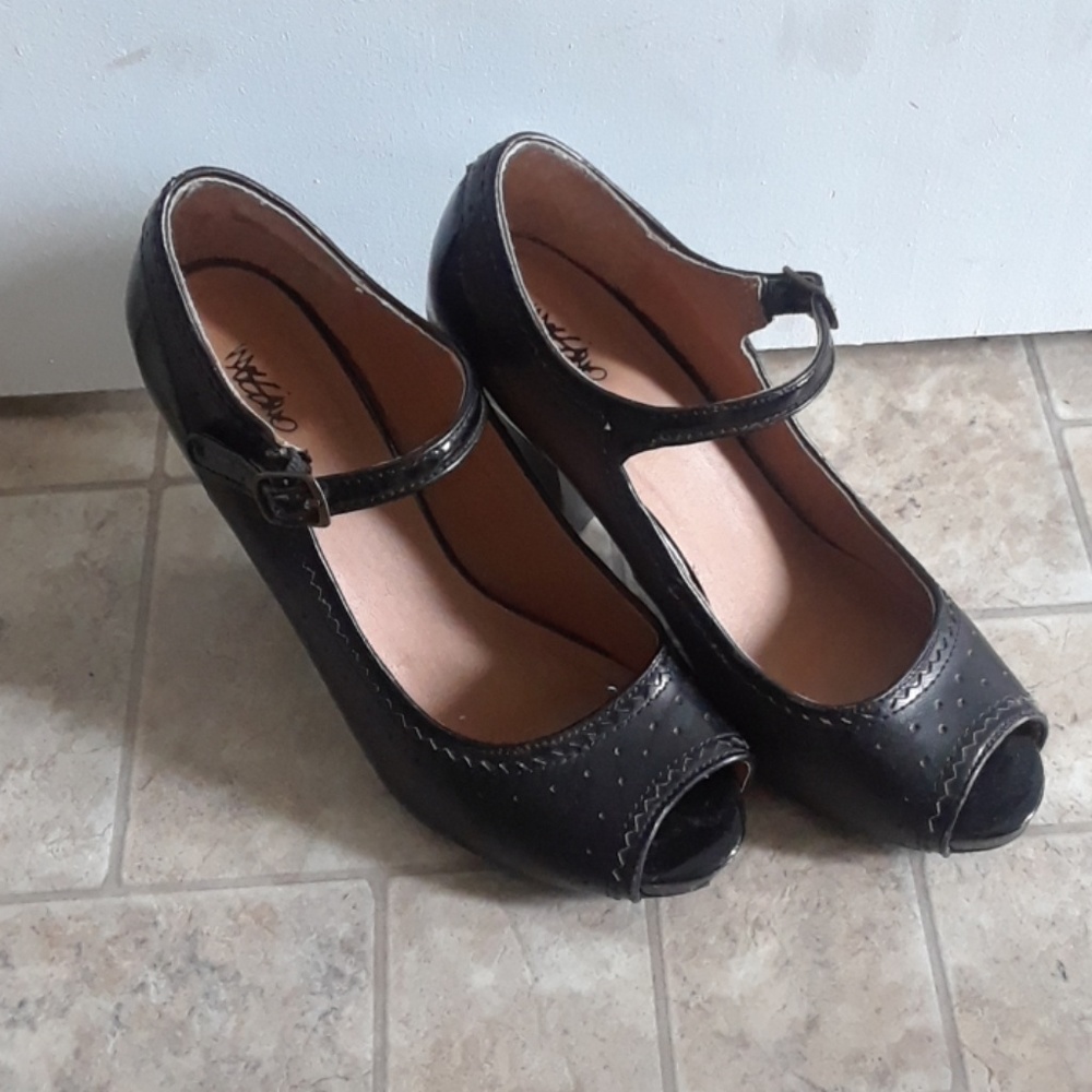 Black, classic, vintage style, heels